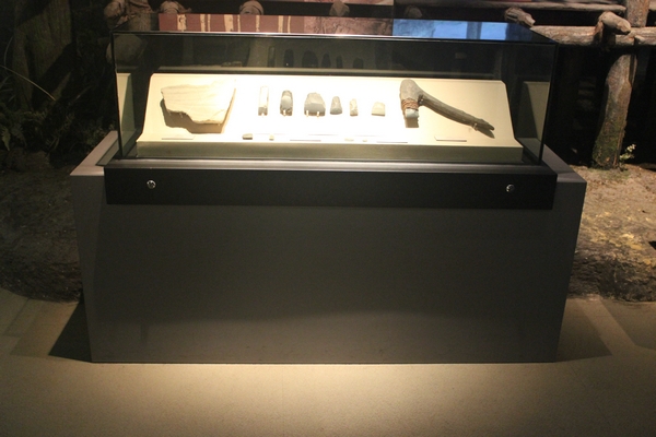 博物馆桌柜12