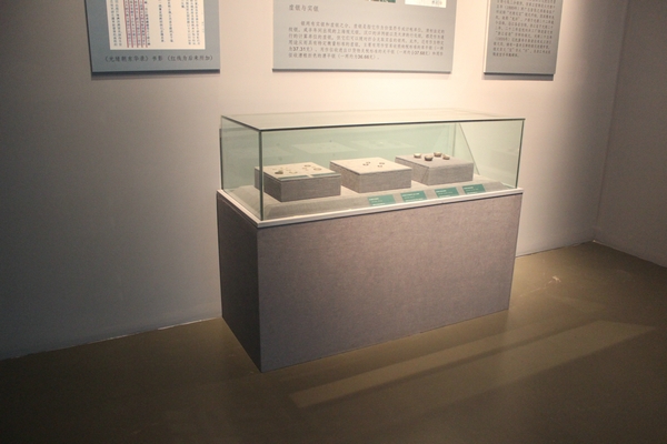 博物馆桌柜7