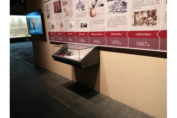 博物馆坡面柜3